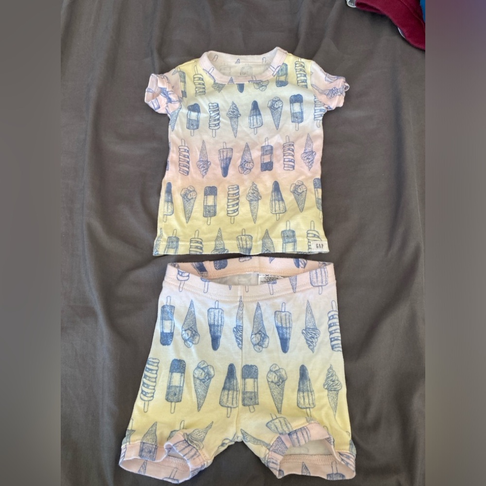 Gap Organically Grown Cotton Shorts and Matching T-shirt Ice Cream